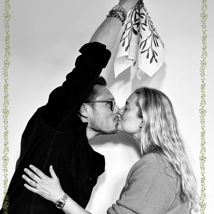 "MIstletoe Kiss" Linen Tablecloth